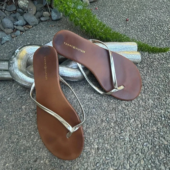 Tommy Hilfiger Gold Flip Flops Thongs Size 7 Medium - Picture 5 of 7